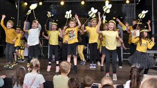 Ein Schwarm von 27 fröhlichen kleinen Bienen der Kita „Friedensstraße“ tanzte und spielte zur Melodie „Guck mal, diese Biene da“ auf der Bühne des Frühlingsmarkts, betreut von Jennifer Schaller und Katrin Pandzic.