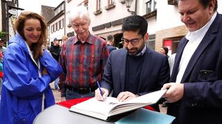Der stellvertretende hessische Ministerpräsident Kaweh Mansoori trug sich ins Goldene Buch der Stadt ein.