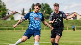 FVB-Spieler André Bandieramonte (l.), der hier von Reichenbachs Dominik Essinger verfolgt wird, erzielte nach zwei Einzelleistungen einen Doppelpack.