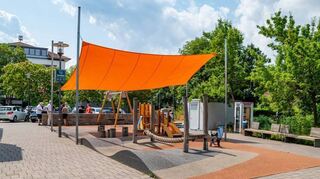 Der bisherige Spielplatz am Hallenbad wird umgestaltet und erweitert. Hinter dem Trafohäuschen rechts wird der Ausschank mit Toiletten entstehen.