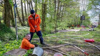 bli, Kolmbach, Feuerwehr reinigt Zusterne neben dem Spielplatz, auf dem Foto Uwe Schreiber und Wolfgang Dresch (stehend,, Bild: Thomas Neu