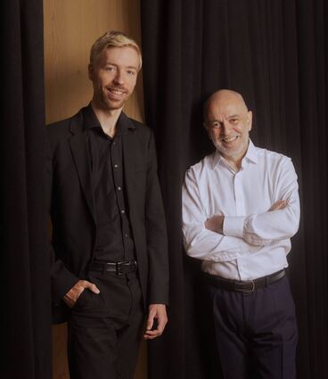 Vorhang auf für die Musik: Fritjof von Gagern (l., mit GMD Roberto Rizzi Brignoli).