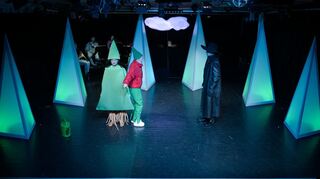 Fredo (Anna Zimmermann) will das Bäumchen (Stephen Matthews) vor dem unheimlichen Mann (Ingo Wackenhut) beschützen.