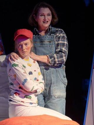 Fredo (Anna Zimmermann) und seine Mutter (Daniela Grundmann).