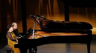 Evgeni Koroliov und Ljupka Hadzigeorgieva spielten beim Konzert der Kunstfreunde Bensheim im Parktheater Klavier-Werke zu vier Händen.