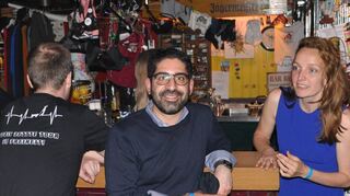 Josefine Koebe und der stellvertretende Ministerpräsident Kaweh Mansoori beim Discoabend in Lindenfels.
