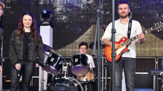 Mit Rock- und Pop-Musik der 1980er-Jahre unterhielt die Band „Unknown Four“ am Samstagnachmittag das Publikum auf der Bühne vor dem Hallenbad.