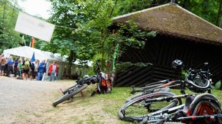 Neben Bollerwagen sind auch Fahrräder am Vatertag ein beliebtes Transportmittel. Ob Wanderer, Radfahrer oder Autofahrer – viele freuen sich an der Geselligkeit.