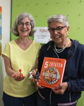 Gudrun Gallei (l.) und Carmen Conrad mit Neuerwerbungen.