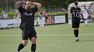Zum Haareraufen waren bisweilen die Leistungen des FC 07 Bensheim (links Florian Budimir, rechts Nr. 10 David Halla), beim 3:0-Sieg in Höchst hat es aber wieder besser geklappt.