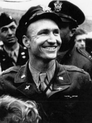 US-Pilot Gail Halvorsen: Links als „Candy-Bomber“ 1948 von Berliner Kindern umringt und 2008 bei einer Gedenkfeier mit Bundeskanzlerin Angela Merkel.