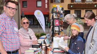Frank Giörtz und Brigitte Kehl (links) betreuten beim Frühlingsmarkt in Einhausen den Stand für gebrauchte Bücher. Theo (12) stöberte mit seiner Mutter.