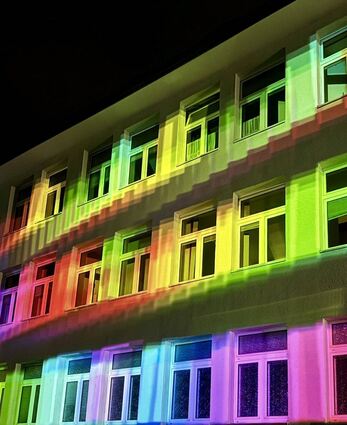 Ideale Projektionsflächen für faszinierende Lichtinstallationen, die Maiway 2024 bereicherten: die Fassaden vom alten Hospital und von Sankt Georg.