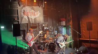 Kuschelige Atmosphäre im Café Glaubach (oben), Club-Feeling im Parktheater, wo die Schweizer Band M.O.T.H.E.R. den hinteren Teil der Bühne rockte.