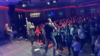 Ein bewährter Klassiker beim Musikfestival Maiway: Die Band DNS brachte mit ihren Rock-Coversongs das Bürgerhaus zum Beben – und das Publikum zum Mitsingen.