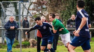 Groß-Rohrheims Taqiyeddine Boukhalfa (links, am Ball) wurde in der Abwehr der Alemannia zuletzt schmerzlich vermisst.