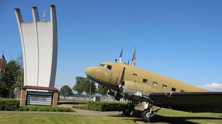 Luftbrückendenkmal in Frankfurt, errichtet und finanziert von einem privaten Verein, mit historischen Flugzeugen vom Typ DC-3 und DC-4.