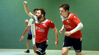 Ein letztes Mal gilt es für die Bezirksoberliga-Handballer der HSG Bensheim/Auerbach (links Steffen Kleber, rechts Lennart Würsching) im Heimspiel in der TSV-Halle gegen Büttelborn.