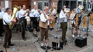 Die „Bleschbadscher“ eröffneten die diesjährige Platzkonzert-Reihe. Heute und morgen ist in der Stadtmitte ebenfalls jede Menge Live-Musik zu hören.