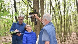 Vögel, Eier oder eine Maus? Die Kinder schauten unter Anleitung von Werner Glanzner (links) und Sebastian Schumacher, was sich in den Kästen befand.