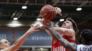 Durchsetzungsvermögen wie hier von Zachary Seljaas ist von den Würzburg Baskets am Sonntag gefragt, wenn sie zum „Endspiel um Platz drei“ in Chemnitz antreten.
