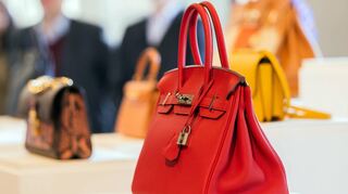 Eine Luxushandtasche Birkin Bag aus dem Hause Hermès steht in der Deutschland-Niederlassung von Sotheby’s und wartet auf einen solventen Käufer.