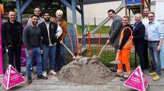 Der Spatenstich zum eigenwirtschaftlichen Breitbandausbau in der Lindenfelser Kernstadt erfolgte im Beisein von Vertretern der Stadt, der Telekom und des ausführenden Unternehmens Glasfaser Plus GmbH.