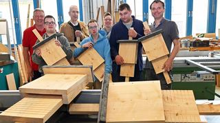 Die Übergabe der Fledermauskästen an der Heinrich Metzendorf Schule in Bensheim den an Jagdclub.
