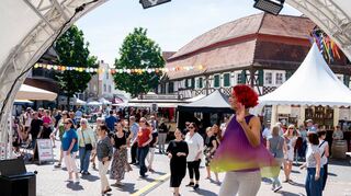 Tatiana Müller (mit Mikro) tanzte die Salsa-Schritte auf der Bühne vor, etliche Besucher beteiligten sich gerne an der Gratis-Trainingsstunde im Latin-Line-Dance.
