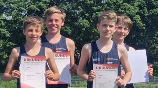 Mit einer Tausendstel-Entscheidung sicherten sich (v.l.) Paul Reibold, Maximilian Weinbach, Lukas und Peter Ross vom LC Olympia Lorsch den Titel über 4x75 Meter bei den Schülern U14.