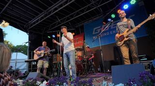 Zwingenberg, Weinfest, 27. u. 28.05.2023; Foto: Thomas Zelinger


auf dem Foto: Auftritt Sam's Living Room