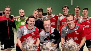 Die HSG Bensheim/Auerbach verabschiedete im Rahmen des letzten Saisonspiels Marc Friedrich (vorn links) und Silas Herborn (rechts) gemeinsam mit Trainer Moritz Brand (Mitte).