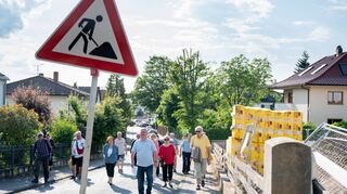 Zum Themenrundgang hatte der Kur- und Verkehrsverein Auerbach am Montagabend ins südöstliche Ortsgebiet eingeladen. Ralph Stühling hatte für die Teilnehmer fachkundige Erläuterungen und Hintergrundinformationen – hier in der Scheffelstraße – parat.