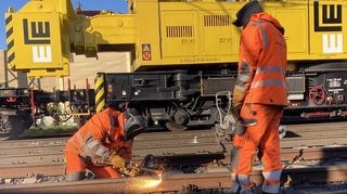 Bereits im Januar tauschte die Deutsche Bahn bei der Generalprobe Weichen aus - wie hier in Groß-Rohrheim. Ab Mitte Juli werden insgesamt 150 weitere Weichen auf der Strecke erneuert.