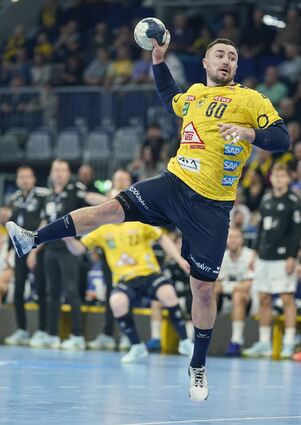 Löwen-Kreisläufer Jannik Kohlbacher (hier eine Szene aus dem Hinspiel) hat seine Ellenbogenverletzung auskuriert und kann in Kiel wieder mitwirken.