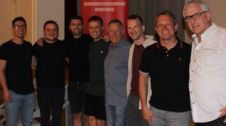 Der neue Kreisschiedsrichterausschuss: (von links) Nicolas Czypull, Simon Heß, Fabien Mink, Lucas Renner, Gerhard Hoecker, Kevin Steinmann, Obmann Andreas Weichert und sein Vorgänger Karlheinz Dörsam.