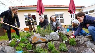 Zur Gartenarbeit trafen sich Eltern der Kita Viehweide.