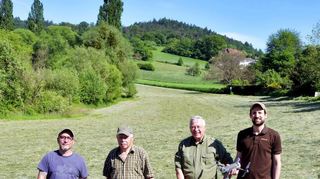 Das erste Mal wurde eine Wiese mit einer Drohne vor der Mahd erfolgreich abgesucht. Zu sehen sind v.l. Angelo Cammilleri mit Hündin Nelly, Jagdpächter Robert Römer, Jagdaufseher Eberhard Ulmen und Drohnenpilot Lenart Wießner.