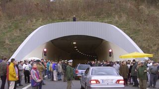 1999 wurde der Saukopftunnel unter großem Interesse der Bevölkerung eröffnet. Vorausgegangen war eine jahrzehntelange Debatte über die Frage, wie der Ost-West-Verkehr in Weinheim geregelt werden soll.