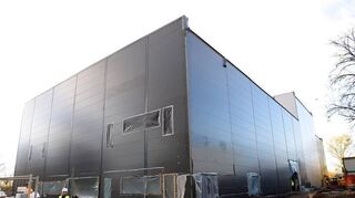 Hier wird die Oper des Nationaltheaters ab Oktober spielen. Der Rohbau ist fertig, die Bühnentechnik wird installiert.