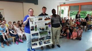 Pfarrer Seth Mlelwa aus Njombe in Tansania – hier mit Pfarrer Philip Geck und Kita-Leiterin Jutta Kassner-Jungbauer – besuchte den Hemsbergkindergarten.
