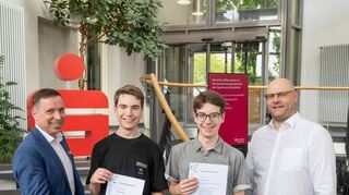 Sandro Aust (2.v.l.) und Fabian  Tobias Braumann vom Zentrum für Mathematik.