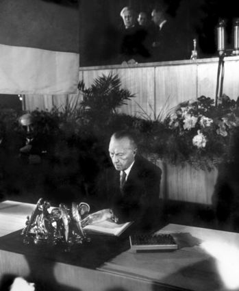 Konrad Adenauer unterzeichnet als Präsident des Parlamentarischen Rates am 23. März 1949 das Grundgesetz.