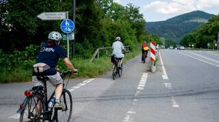 Der ADFC Bergstraße hatte zu einer Rundfahrt durch Zwingenberg eingeladen, um auf Schwachstellen im örtlichen Radwegenetz hinzuweisen. Dazu gehören Bodenwellen in der Platanenallee (re.), zugewucherte Radstreifen zwischen Rodau und Zwingenberg (oben) und der schmale, kombinierte Rad- und Fußweg an der K 67 (unten).