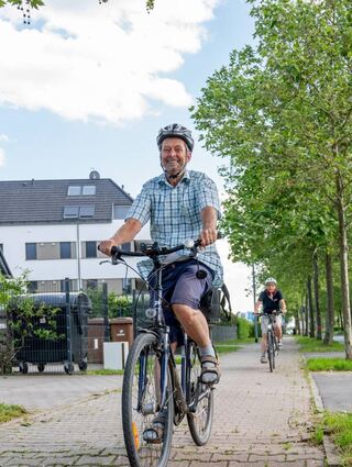bzw, ADFC: Radpresse-Fahrt zum Thema: Sicherheitsmängel im Radverkehr am 14.05.24 um 16:30 h am P&R-Parkplatz westlich der A5-Autobahnausfahrt Zwingenberg. (Ausweichtermin bei zu schlechtem Wetter wäre der 16.05.).  ADFC: "An konkreten Beispielen wollen wir aufzeigen, wie die Missachtung bestehender Regelungen nach dem Straßenverkehrsgesetz und -Ordnung zu gravierenden Sicherheitsmängeln führt. Doch es rührt sich nichts. So müssen oft gefährliche Routen auf dem Weg zur Schule genutzt werden, in der Platanenallee wird es für die Radfahrer hügelig,  vorne Klaus Lemmes und dahinter Anette Seip, Bild: Thomas Neu