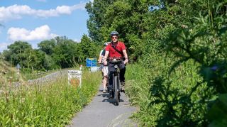 bzw, ADFC: Radpresse-Fahrt zum Thema: Sicherheitsmängel im Radverkehr am 14.05.24 um 16:30 h am P&R-Parkplatz westlich der A5-Autobahnausfahrt Zwingenberg. (Ausweichtermin bei zu schlechtem Wetter wäre der 16.05.).  ADFC: "An konkreten Beispielen wollen wir aufzeigen, wie die Missachtung bestehender Regelungen nach dem Straßenverkehrsgesetz und -Ordnung zu gravierenden Sicherheitsmängeln führt. Doch es rührt sich nichts. So müssen oft gefährliche Routen auf dem Weg zur ,  Schule genutzt werden, Bild: auf dem sehr schmalen Radweg vom Parkplatz Niederwaldsee, (vorne):  Joachim Hönes, dahinter Anette Seip und Klaus Lemmes, Bild: Thomas Neu