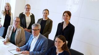 Die Regionalen Entwicklungsagentur für kommunales Bildungsmanagement Hessen (REAB) und der Kreis Bergstraße unterzeichnen die Kooperationsvereinbarung im Landratsamt.