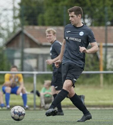 Der FV Hofheim, hier Tobias Haser, ist momentan nicht zu stoppen.