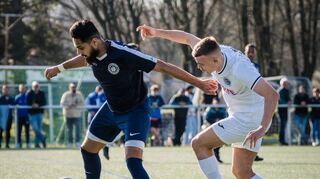 Der FCA, hier Groß-Rohrheims Fezan Malik (l.) gegen Biblis Lucas Schestag, kann dem Saisonendspurt gelassen entgegenblicken.
