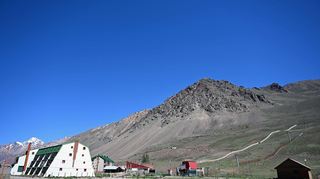 Das verlassene Skidorf „Los Penitentes“ in den Hochanden zwischen Argentinien und Chile ohne Touristen.